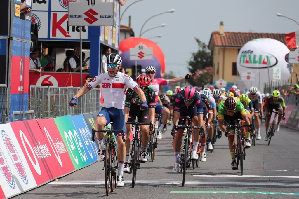 2° Tappa il Giro entra in Toscana: a Pescia lo sprint vincente è di Matthew Walls, 2° Ferri della Zalf 